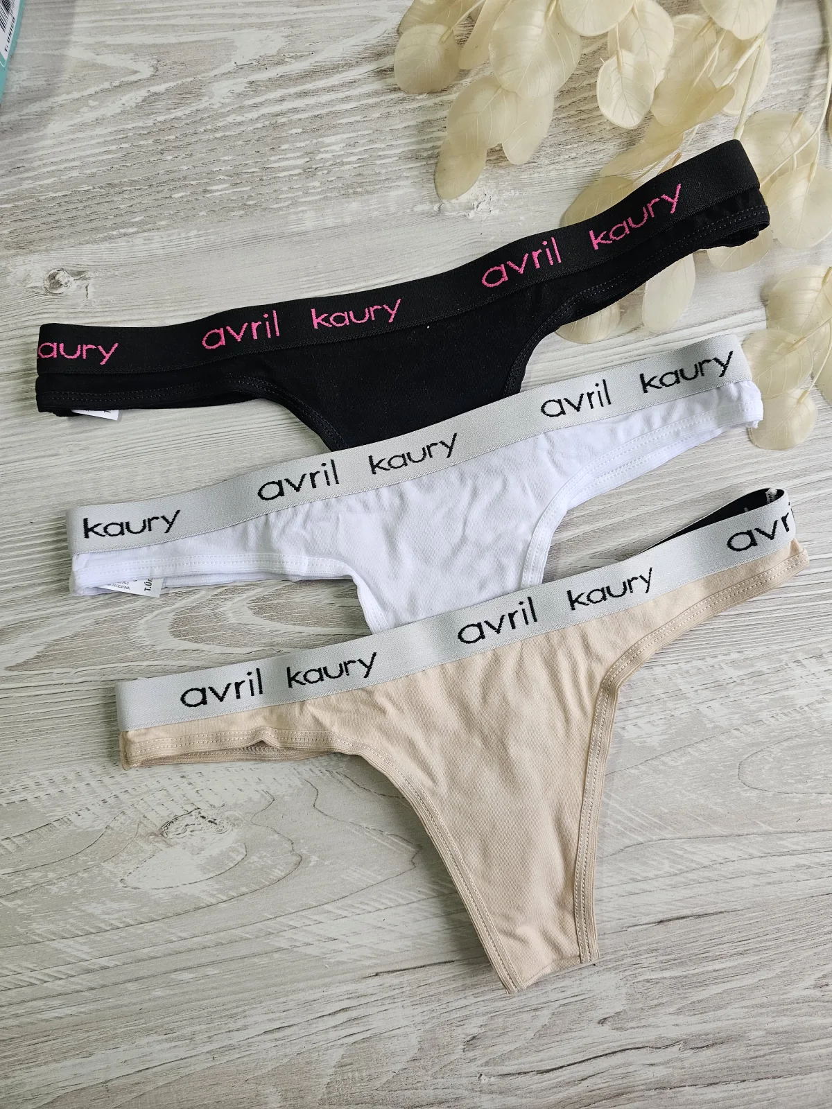 Colaless Avril Kaury